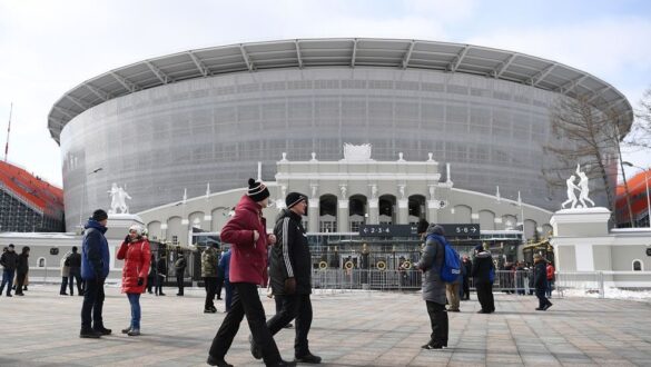 Cada Mundial de Fútbol conlleva implícitamente una serie de regulaciones que exige la FIFA. La capacidad de los estadios es una de ellas. Al estadio Ekaterimburgo Arena le fueron incorporadas tribunas temporales que se levantaron literalmente afuera del estadio, alejadas del techo que cubre las gradas originales para aumentar el aforo de 27.000 a 35.000 espectadores.
