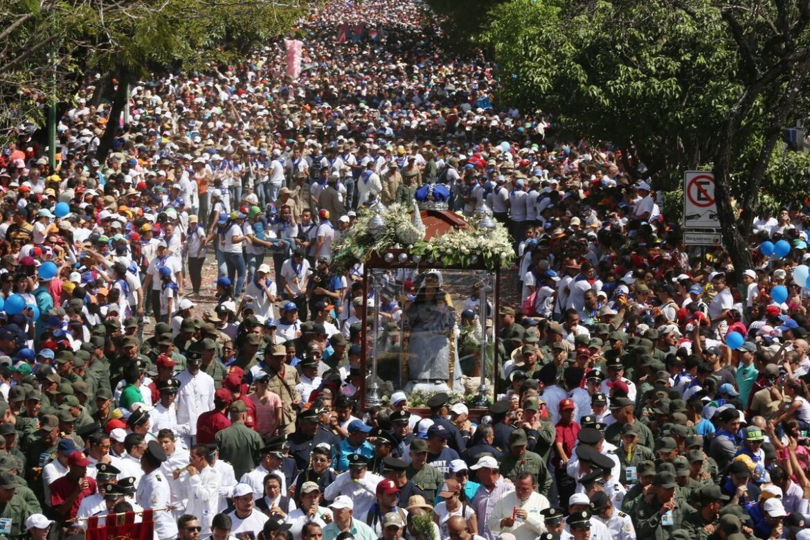 haiman-el-troudi-la-divina-pastora-tiene-la-procesión-religiosa-más-multitudinaria-del-país La Divina Pastora tiene la procesión religiosa más multitudinaria del país
