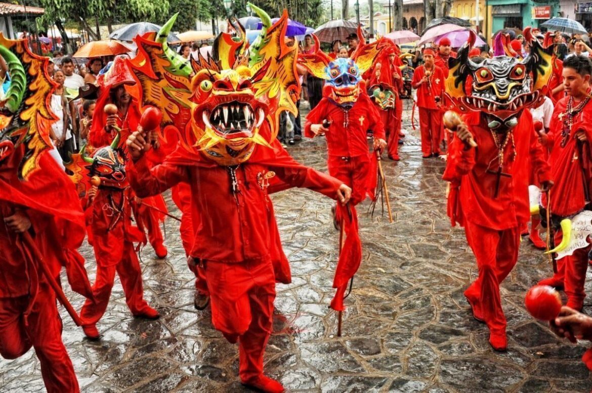 Los Diablos Danzantes de Corpus Christi marcaron el camino
