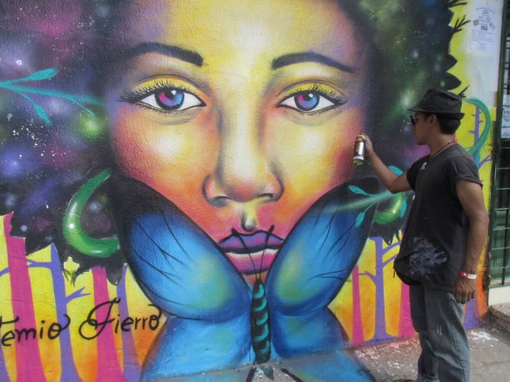 Artemio Fierro pinta murales para despertar conciencias