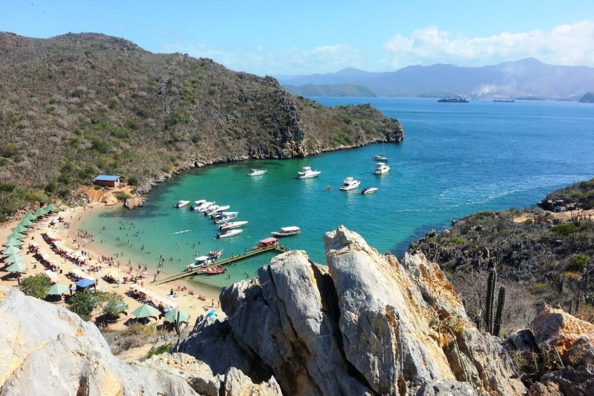 Haiman-el-troudi-parque-nacional-mochima-encuentro-de-mar-costa-y-montana-01