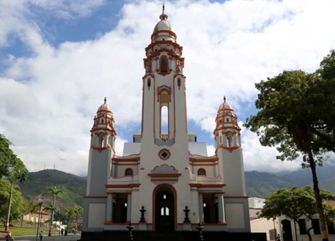 Haiman-el-troudi-de-iglesia-a-panteon-nacional-03 De iglesia a Panteón Nacional