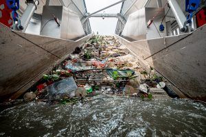 Interceptar el plástico en los ríos para que no lleguen al océano
