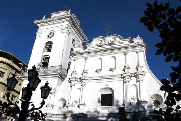 Suenan las campanas de la icónica Catedral de Caracas