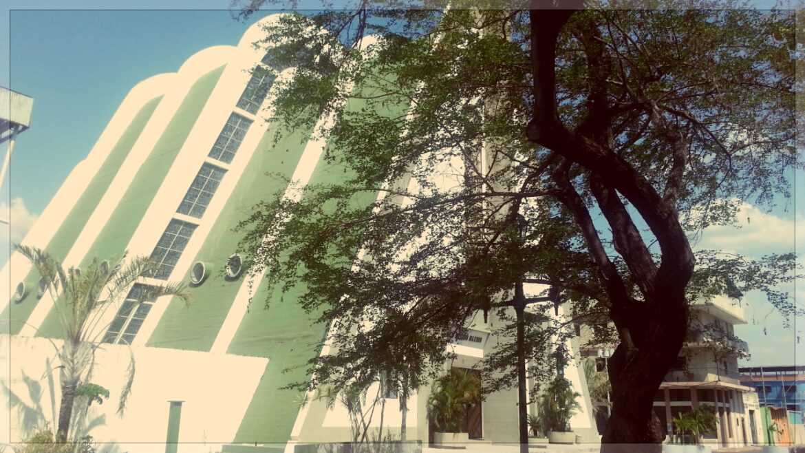 Catedral de San Fernando Rey, iluminada y moderna
