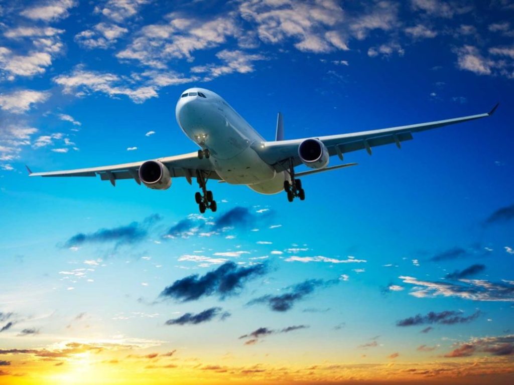 Científicos desarrollan combustible de avión con plásticos reciclados