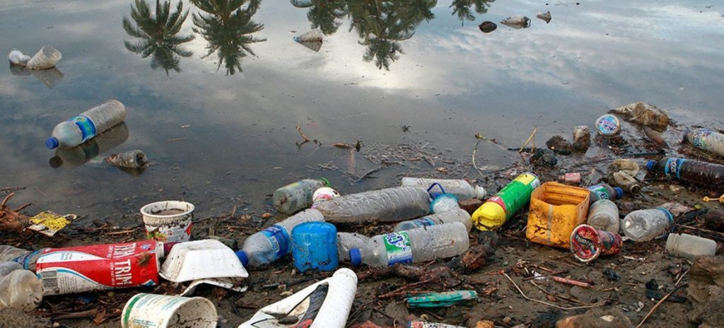Científicos desarrollan combustible de avión con plásticos reciclados