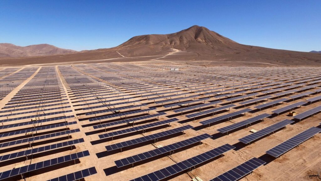 Millones de paneles solares dan vida a un nuevo paisaje en desierto de China
