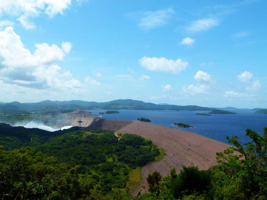 Obra de Cruz Diez en espacios de represa del Guri
