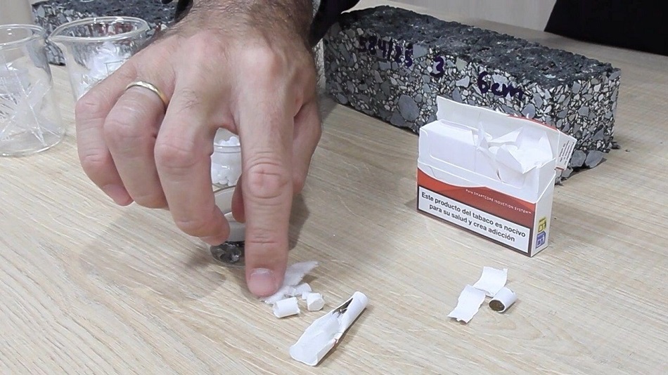 Científicos convierten colillas de cigarrillos en asfalto para carreteras más duraderas
