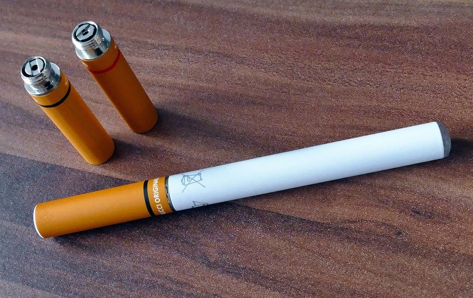 Científicos convierten colillas de cigarrillos en asfalto para carreteras más duraderas